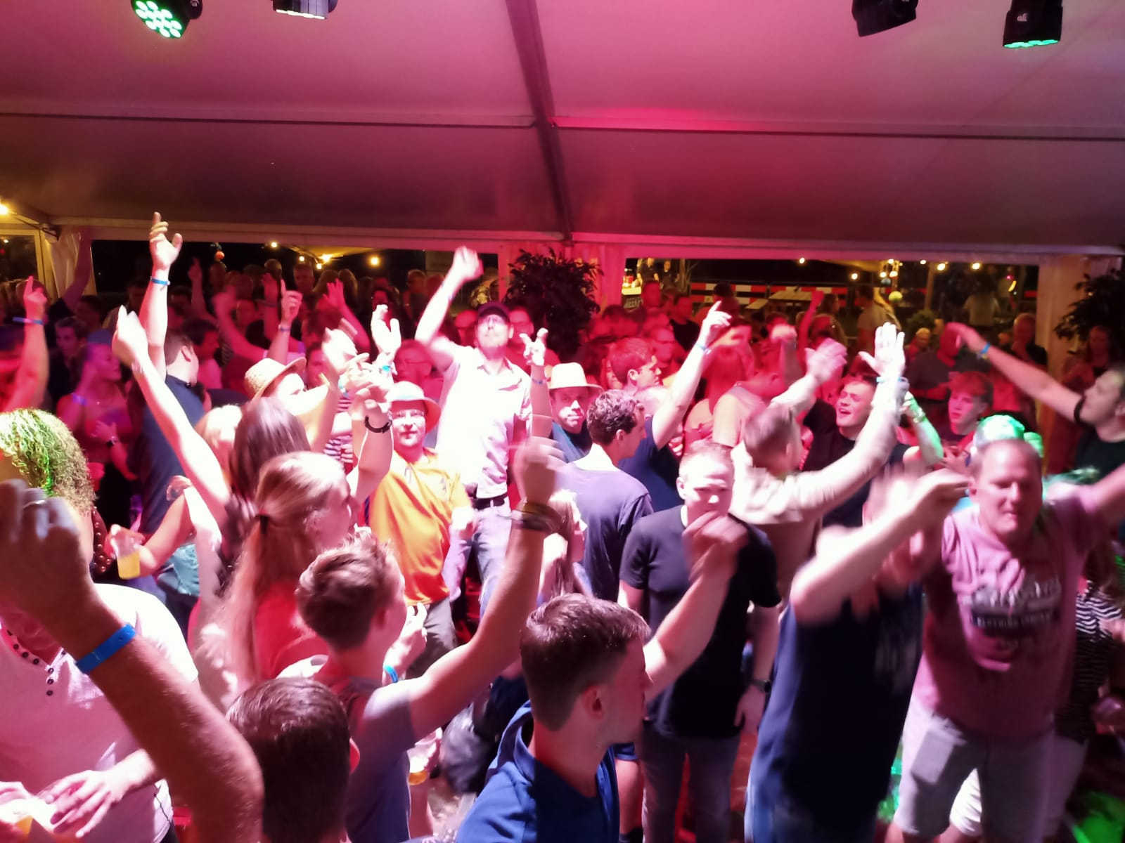 HOLTERHOEK — Holterhoek maakt zich op voor kermisweekend vol muziek en activiteiten