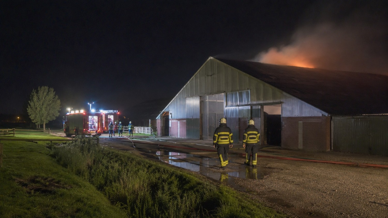 BORCULO β Grote stalbrand in Borculo na uren blussen onder controle